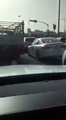 فيديو شاب يستعرض بعجلات سيارته الهيدروليكية على إشارة مرور والجميع يصور