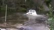 فيديو تويوتا لاند كروزر تقتحم بحيرة وتجتازها وكأنها قارب