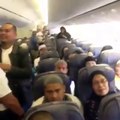 فيديو من داخل الطائرة السعودية أثناء عزلها بمطار مانيلا .. شاهد رد فعل الركاب!