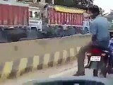 فيديو هندي يجلس على دراجة نارية تسير لوحدها على طريق سريع