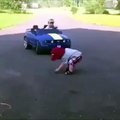 فيديو مضحك لطفل يدهس أخاه بسيارة فورد موستنج