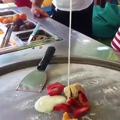 فيديو طريقة صنع رولات آيس كريم الدراق والفراولة على الصاج