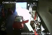 فيديو شخص سريع البديهة ينقذ سيارته من حادث عنيف