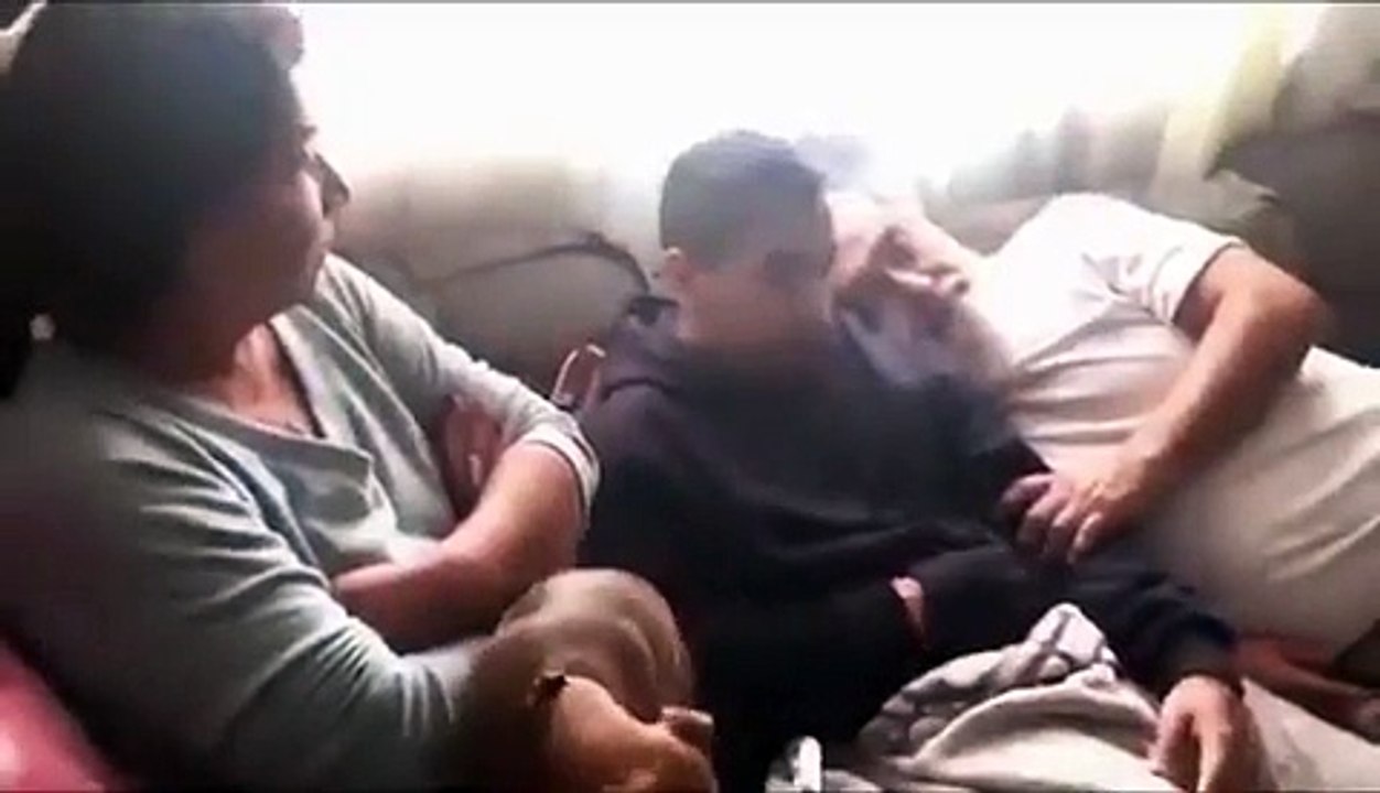 فيديو شاب يفاجىء والديه بهدية غير متوقعة: المعن...