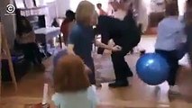 فيديو ترامب يلعب مع الأطفال بطريقة مثيرة للجدل..هل هو محروم من طفولته؟
