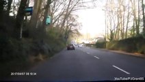 سيارة تصدم طفلاً أمام والدته أثناء عبوره الطريق.. شاهد ما حدث له
