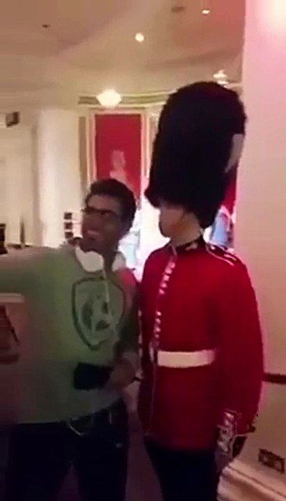 شاب سعودي يلتقط سيلفي مع حارس بريطاني على طريقة...