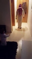 طفلة تحاول بكل الطرق الذهاب مع والدها إلى العمل