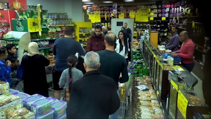 فيديو رجل يهين أمه لمشاجرتها مع زوجته.. وهذا رد فعل المارة