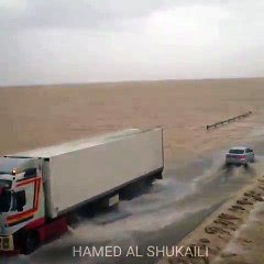 شاهد كيف تحوَّلت صحراء عُمان لأنهار بسبب الإعصار!