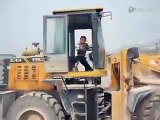 فيديو طفل يقود جرافة باحترافية لا تصدق