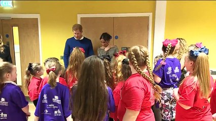 فيديو شخص يغازل ميغان ماركل أمام خطيبها الأمير هاري.. وهذا رد فعلهما!