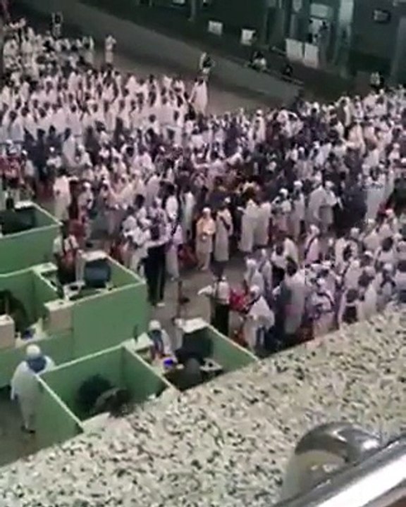 فيديو حجاج إندونيسيون يبهرون الجميع في مطار جدة بتصرفهم الرائع