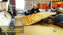 فيديو.. أكبر بيتزا على الإطلاق الآن على باب منزلك