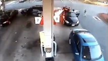 فيديو سيدة شجاعة تنقذ طفل من سيارة مشتعلة داخل محطة وقود