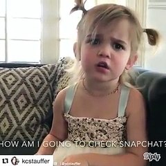 فيديو رد فعل طفلة تريد آيفون ووالدتها أحضرت لها هاتف ثابت