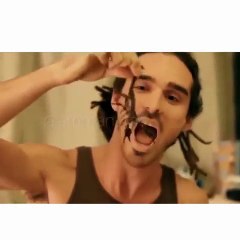 فيديو ليس لأصحاب القلوب الضعيفة: شاب يتلذذ بأكل عقرب أسود سام