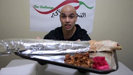 شاب يتناول سندوتش شاروما وزنه 3 كيلو