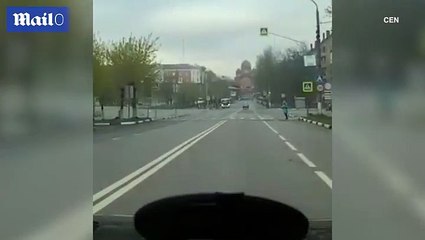 ألقت بنفسها أمام سيارة للحصول على تعويض فحدث ما لم تتوقعه.. فيديو