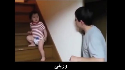 حوار كوميدي للغاية بين أب وابنته على السلم
