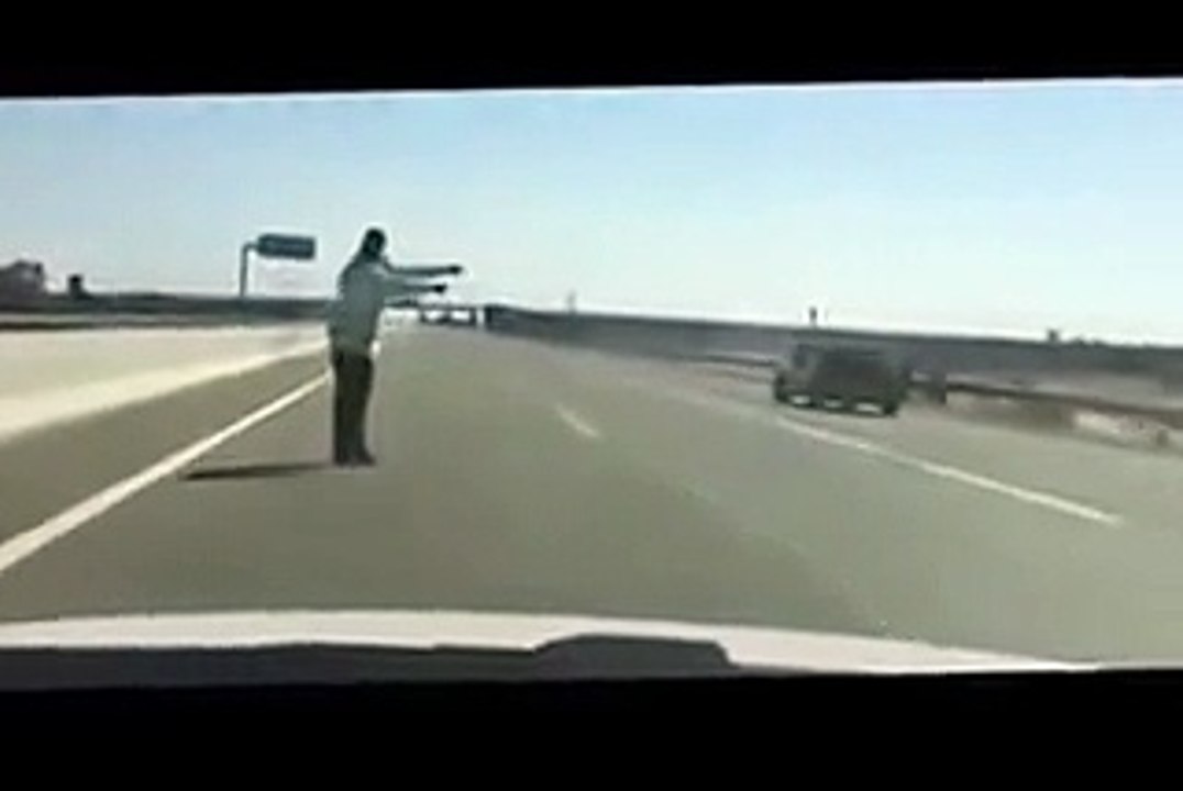 فيديو ضجة في المغرب لتوقيف شرطي السيارات على الطريق السريع!