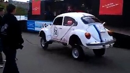 فيديو فولكس واجن بيتل ترقص بنوابض هيدروليكية بطريقة مضحكة