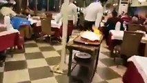 فيديو مطعم يقدم الطعام بطريقة غريبة لزبائنه