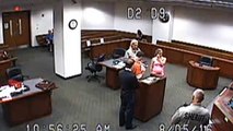 قاضية أمريكية تسمح لمتهم باحتضان طفله لأول مرة