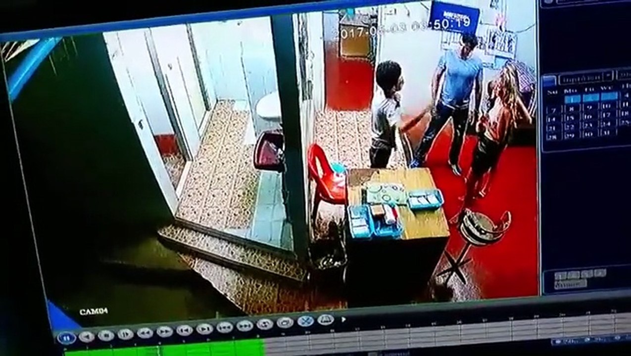 فيديو صادم.. سائح ينهال بالضرب المبرح على طفل في العاشرة بسبب "الحمام"