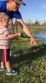 بالفيديو: احتفال كوميدي لطفل يصطاد أول سمكة في حياته