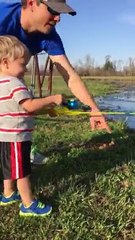 بالفيديو: احتفال كوميدي لطفل يصطاد أول سمكة في حياته