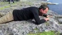 فيديو أمريكي يحاول التغلب على فوبيا المرتفعات بطريقة غير متوقعة