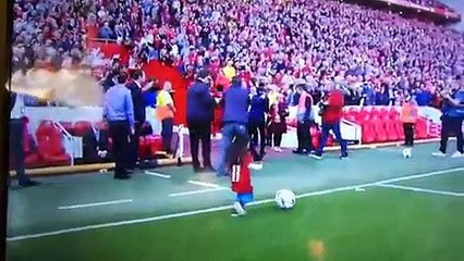 فيديو لطيف .. محمد صلاح يلاعب ابنته "مكة" كرة القدم