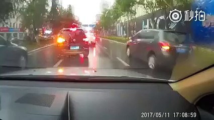 فيديو لا يصدق لصاعقة رعدية تقوم بحرق شجرة ضخمة في الصين