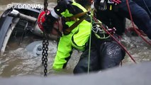 فيديو لحظة استخراج سيارة شرطية أمريكية ابتلعتها حفرة عملاقة!