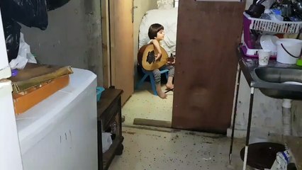 طفل سوري يشعل مواقع التواصل بموهبته في الغناء والعزف ويوجه رسالة مؤثرة