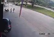 فيديو رجل يسير في الشارع ويسقط فوق رأسه عجل سيارة
