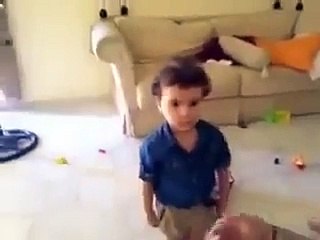 فيديو طريف جداً لطفلة تغار بشدة على أبيها من أمها