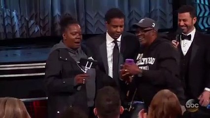 فيديو مراسم زفاف مفاجئة داخل حفل الأوسكار.. لقطات طريفة للغاية!