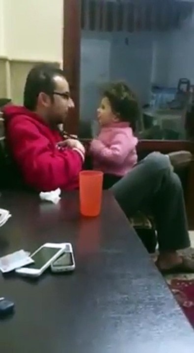 فيديو أب يحاول إقناع طفلته أن تناديه بابا وليس عبود!