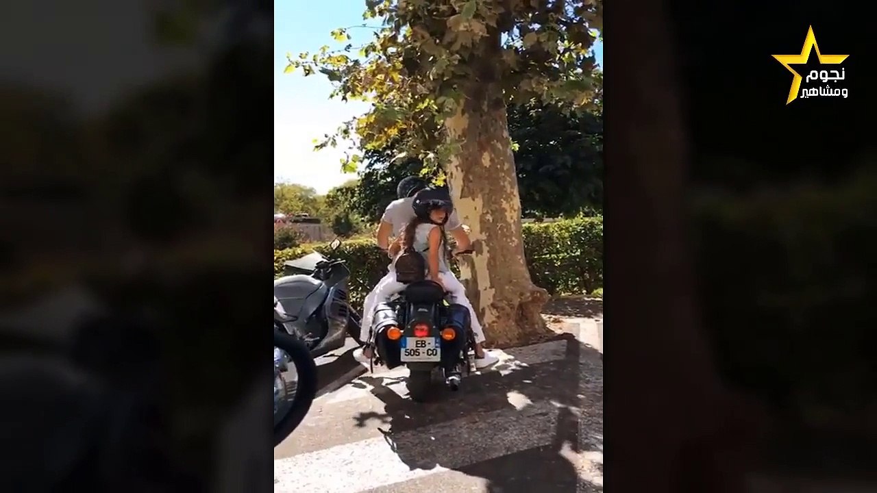 جويل مردينيان تتغزل في ابنها أثناء سيرهما في الشارع