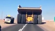 فيديو لأكبر شاحنة في العالم وهي على الطريق .. مشهد يحبس الأنفاس!