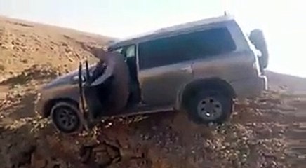 فيديو قائد محترف ينقذ سيارته من كارثة محققة!