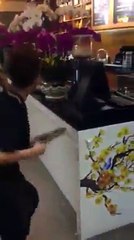 فيديو مطعم ياباني يقدم الطلبات بطريقة مضحكة