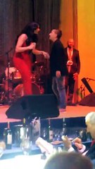 فيديو وصور الكشف عن هوية المعجب الذي لبت هيفاء وهبي أمنيته على المسرح!