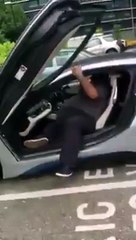 فيديو بدين يعلق داخل سيارة بي ام دبليو i8 ولا يستطيع الخروج منها