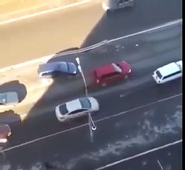 فيديو ظهور حفرة عملاقة وسط أزمة سير، فهل ستنجح السيارات في الهروب منها؟