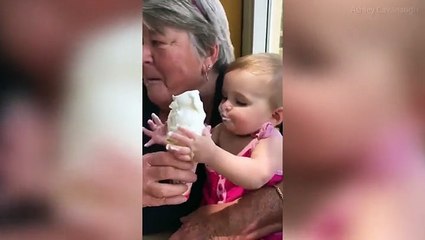 شاهد.. فيديو كوميدي لطفلة رضيعة تتذوق الآيس كريم لأول مرة
