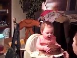 بالفيديو: لن تتخيل رد فعل طفلة تتذوق كيك الشوكولاتة لأول مرة