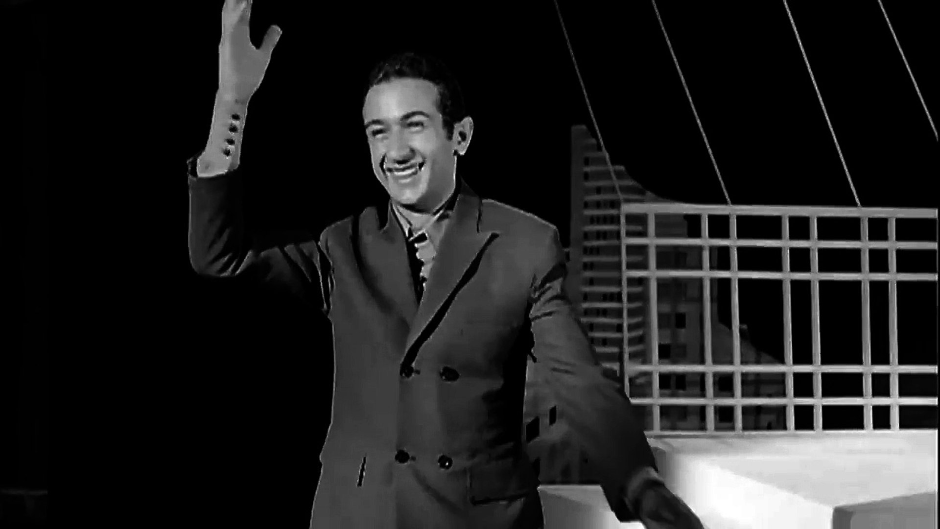 ⁣فيديو تراه لأول مرة للفنان نور الشريف وهو يغني ويرقص في فيديو كليب نادر جداً!
